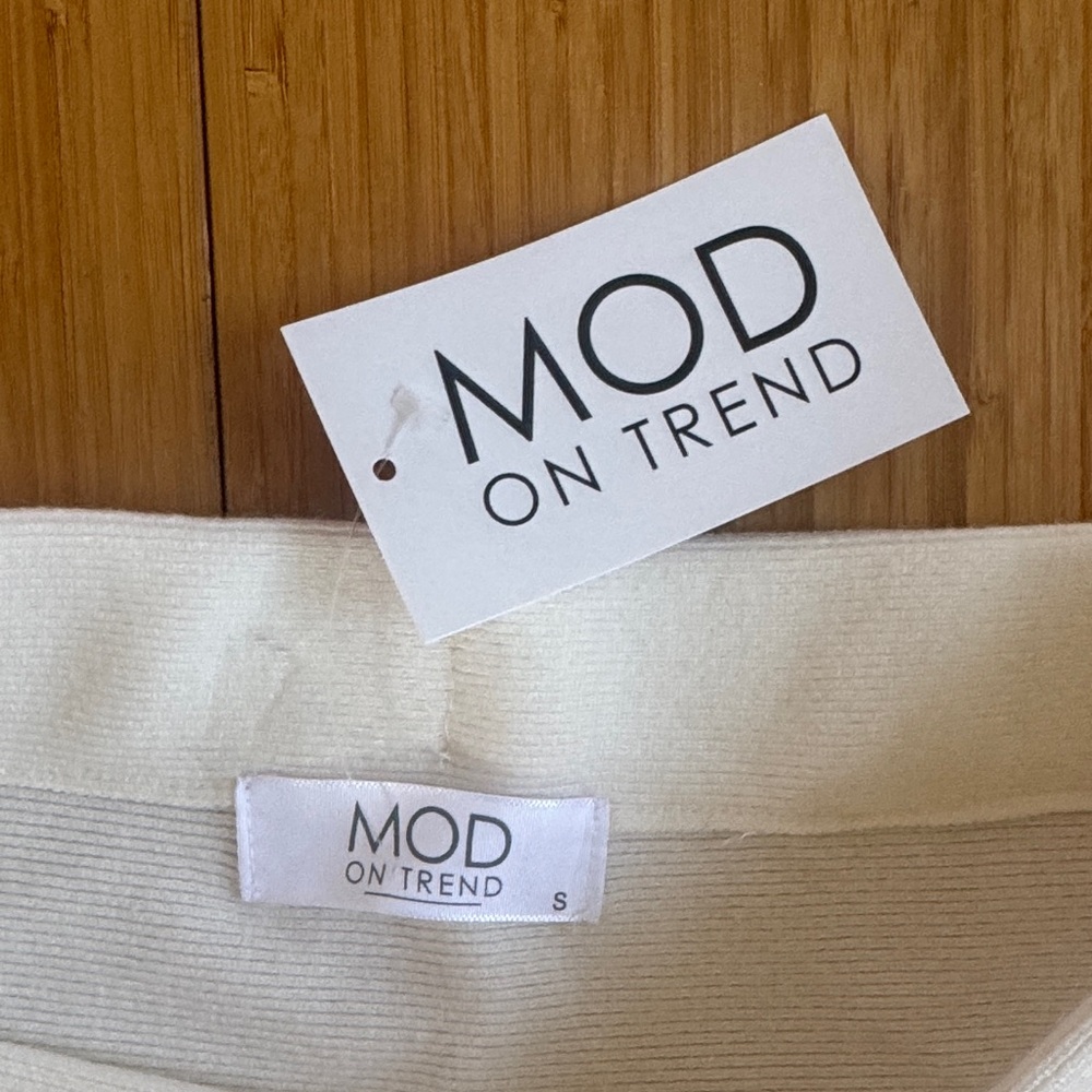 Mod On Trend High Rise White Flared Skirt - Picture 2 of 3